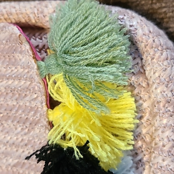 SMALL CUTE STRAW HAND BAG WITH COLORFUL POM POM - Picture 5 of 12